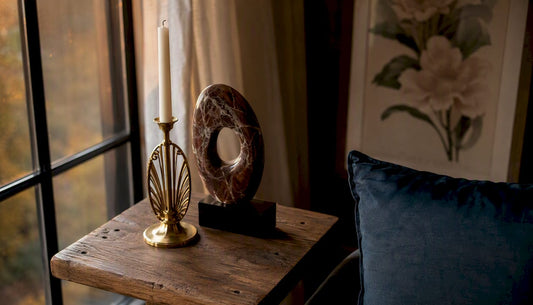 Stilvolle Art-Déco-Accessoires setzen elegante Akzente auf dem Tisch in diesem geschmackvoll eingerichteten Raum.